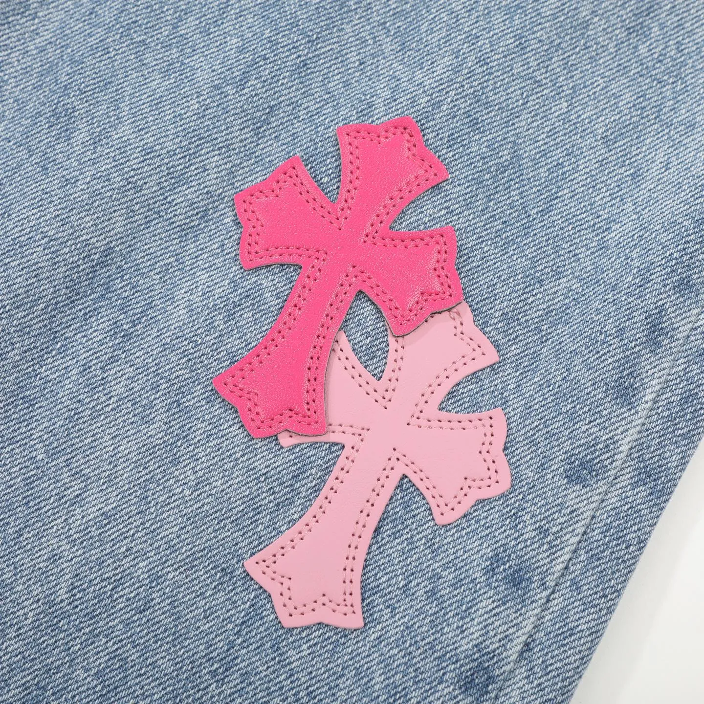 P260 Chrome Hearts 25FW CH Blue Pants Pink Leather Cross Bamboo Jeans. It adopts patchwork elements, mostly in the shape of a cross, and has glitter on the leather surface. Unique design, simple and elegant details, exquisite workmanship, the entire trousers are neatly routed, and the details are in place! It’s also so cool that both men and women can easily control it. It’s a gender-neutral trendy up version. Color: blue pants and pink leather Size: 28 30 32 34 36